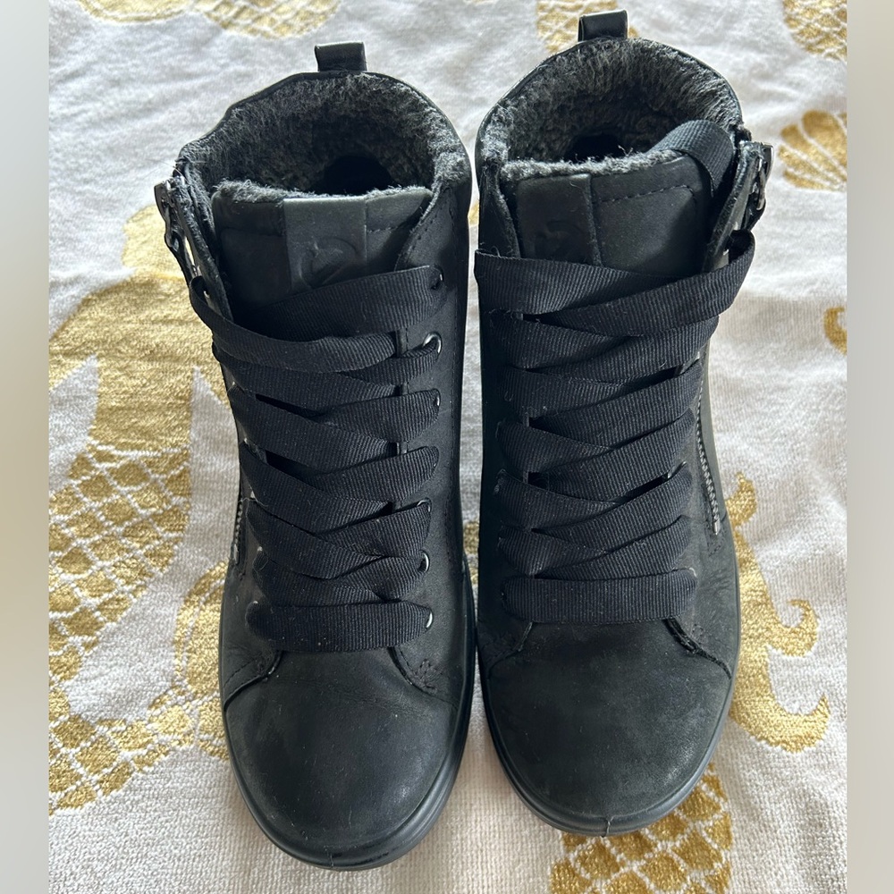 ECCO Women's Soft 7 TRED Gore-TEX High Sneaker - Black Oil Nubuck Size 5 / EU 36